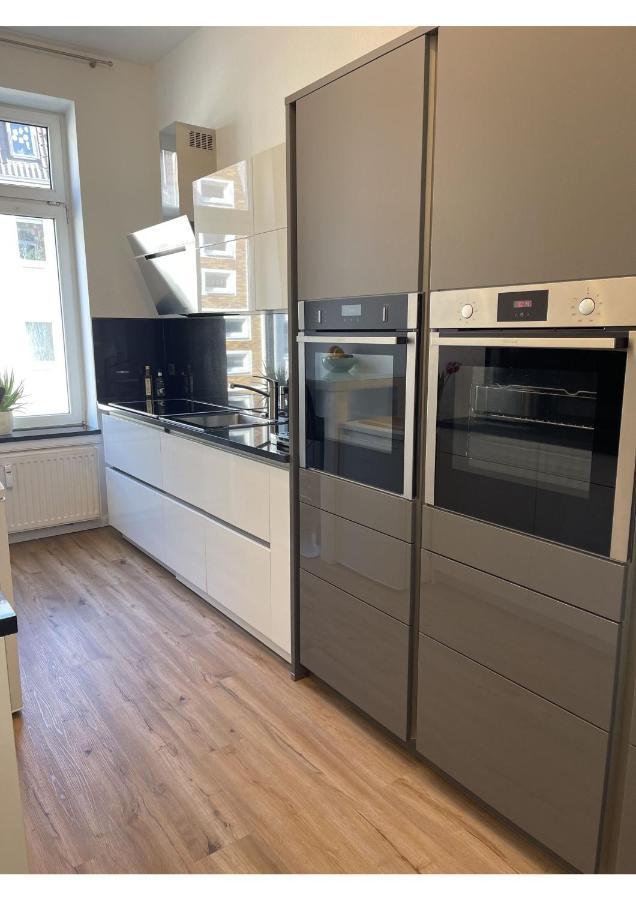 Attraktive Wohnung Mit Balkon Zum Gruenen Hinterhof Schwerin  Exterior photo